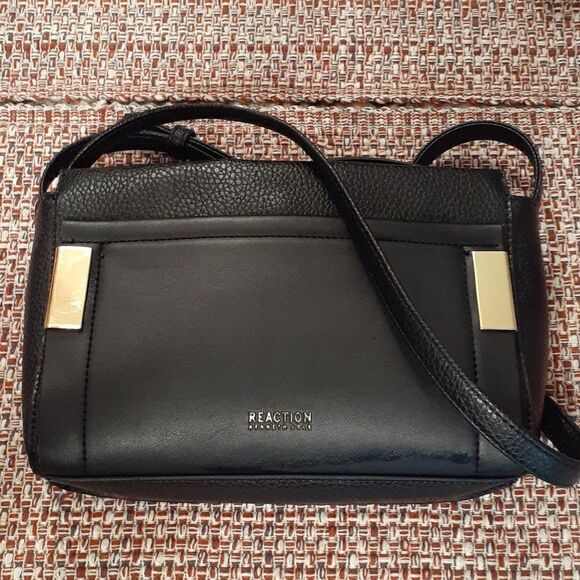 Kenneth Cole Reaction Black Crossbody Excellent Condition - Picture 1 of 6